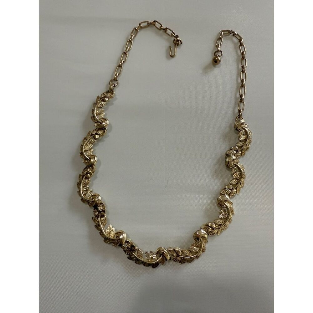 1950s Vintage Mid Centry Modern  Goldtone Wreath Leaf Link Necklace Bohemian